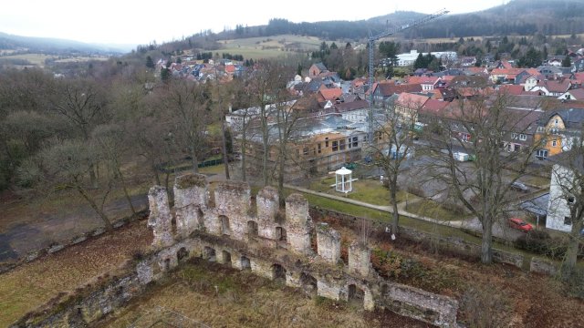 Rohbau Kindergartenneubau Gehren mit Schlossruine und Schlossportal