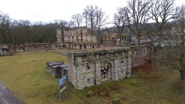 Rohbau Kindergartenneubau Gehren mit Schlossruine und Schlossportal