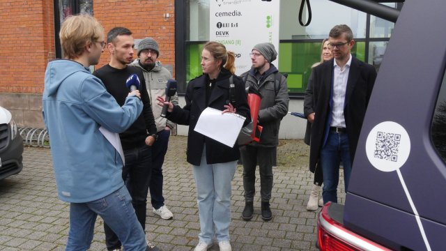 Vorstellung des Fahrzeugs im Projekt P:Mover vor den Medien